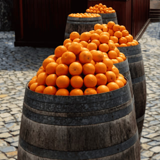 Naranjas sobre el empedrado de Óbidos, Portugal