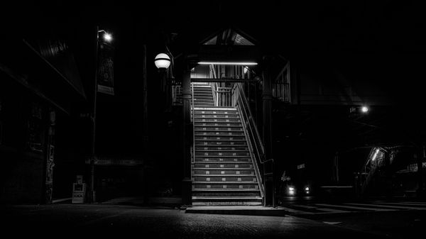 Escaleras de la estación de metro de noche, Nueva York (2020-5-GNY-117)